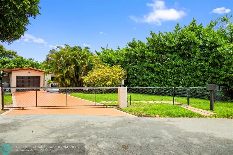 725 S 29 CT., HOLLYWOOD, FL 33020 