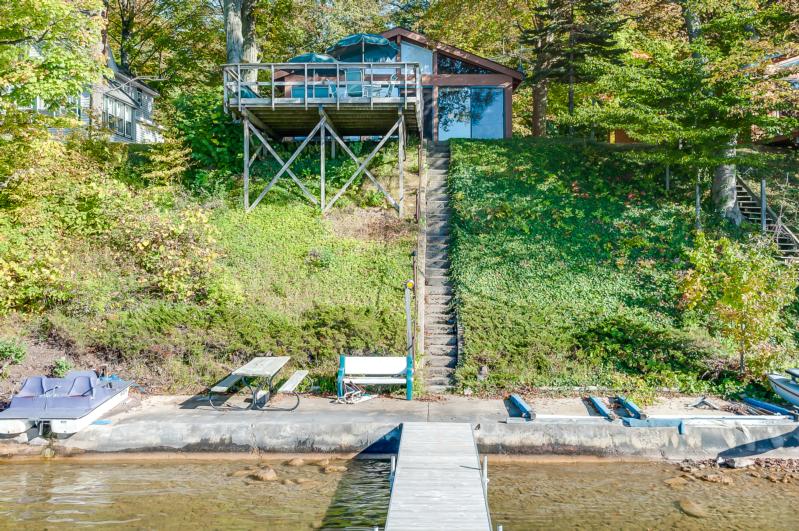 63 DIAMOND ISLE, CASSOPOLIS, MI 49031 The Lake Life Realty Group