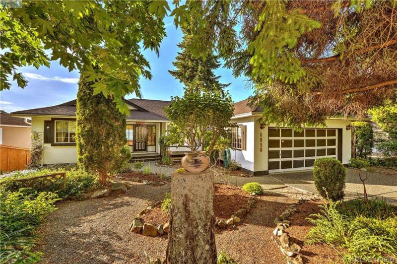 6858 WALLACE DRIVE, BRENTWOOD BAY, BC Royal LePage Coast Capital Realty
