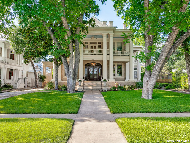 125 W Agarita Ave.