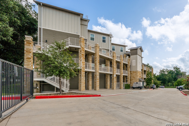1228 Ervendberg Ave # 104
