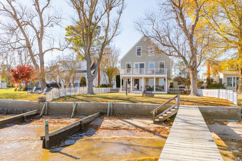  221 Lands End Rd TAPPAHANNOCK, VA 22560 