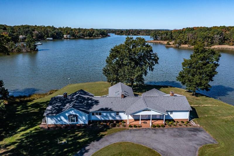 585 White Hall Road, MONTROSS, VA 22520