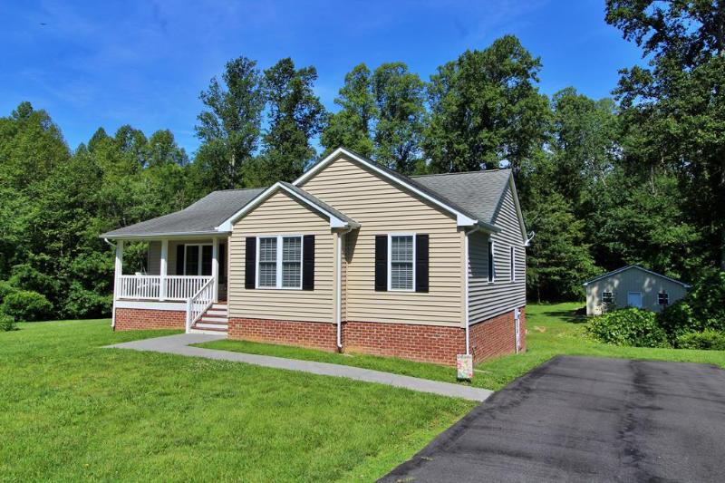 207 Sunnydale Ave, Appomattox, VA 24522