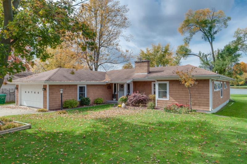 69766 SUNSET BLVD., UNION, MI 49130 Lake Life Realty Lake Property